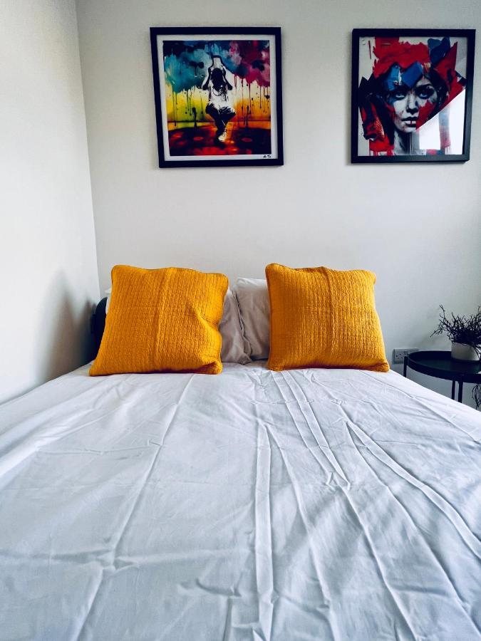 Neils Place Hosted By Airoperate Лондон Екстериор снимка